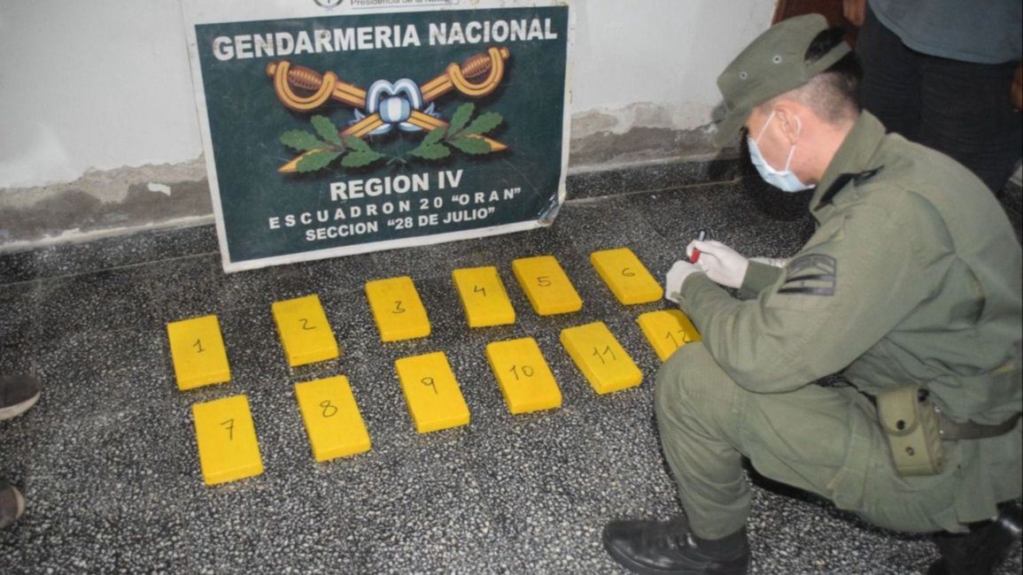 En el norte provincial incautaron más de 12 kilos de cocaína ocultas en el baúl de un auto
