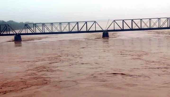 El río Bermejo está descontrolado en la frontera y esperan la crecida en el Chaco salteño