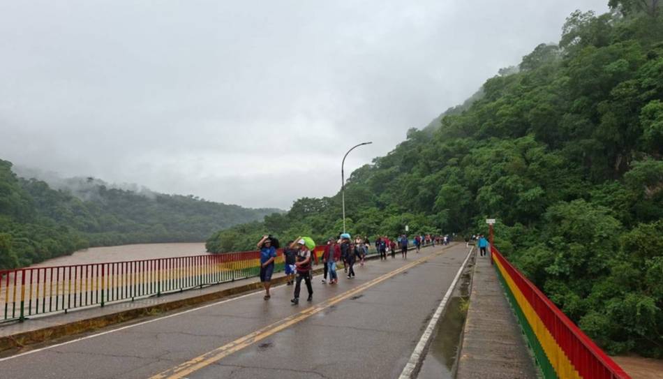 El río Bermejo está descontrolado en la frontera y esperan la crecida en el Chaco salteño