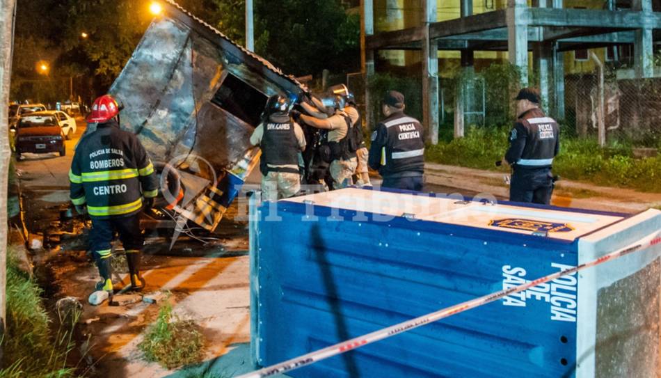 Crimen en barrio Santa Lucía: asesinaron a un joven, prendieron fuego a una garita policial y hay tres detenidos