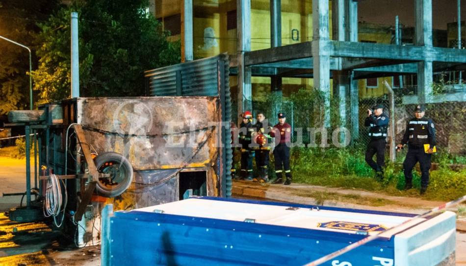 Crimen en barrio Santa Lucía: asesinaron a un joven, prendieron fuego a una garita policial y hay tres detenidos