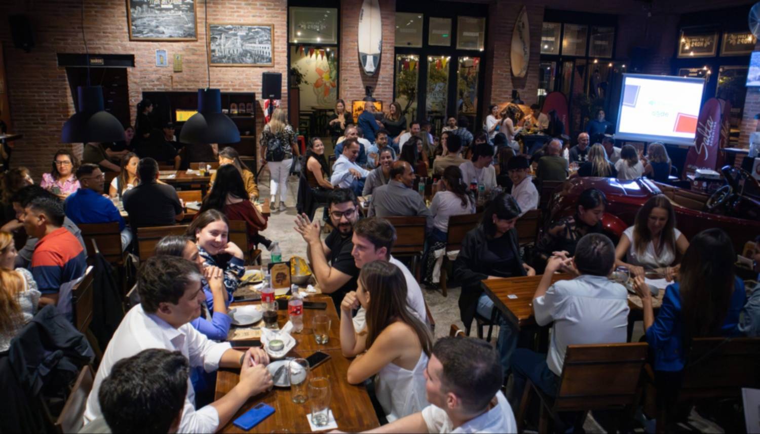 El After Office de UCASAL reunió a más de 90 graduados