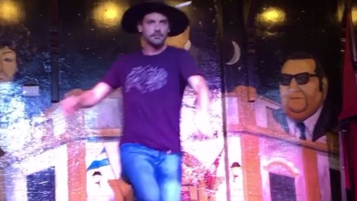 Peter Alfonso se animó a un zapateo en el boliche Balderrama