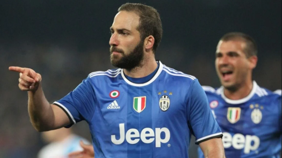 Con un doblete de Higuaín, Juventus perdió con Napoli pero se metió en la final de la Copa Italia