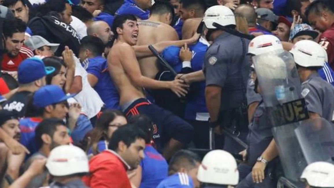 Detuvieron a 28 hinchas de la U de Chile por provocar destrozos y pelear con la policía