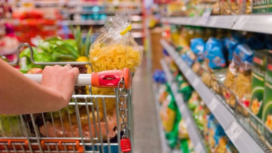 El FMI dice que los salarios de los argentinos volverán a perder contra la inflación este año