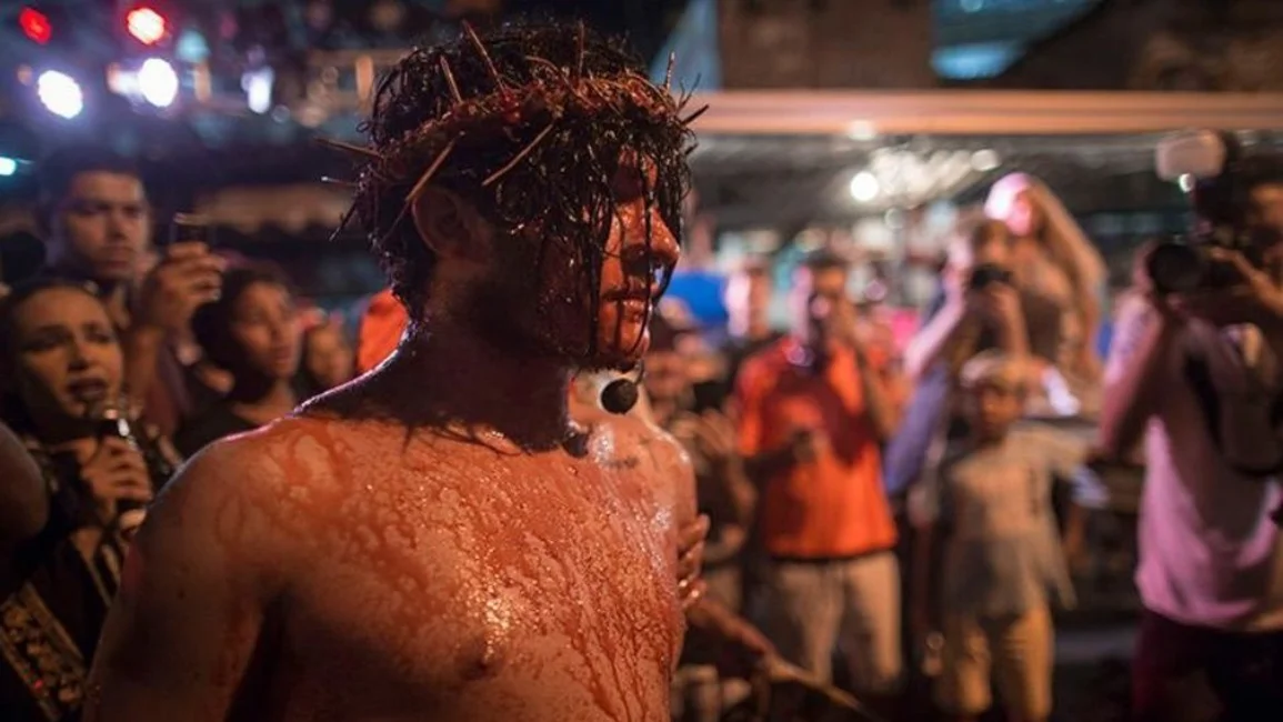 VIDEO. Intentó salvar a "Jesús" y se agarró a las piñas con un actor