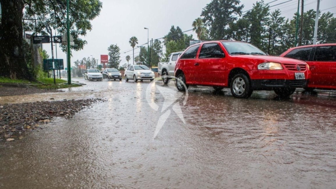 Diluvió a media mañana en Salta: nada hacía prever el aguacero