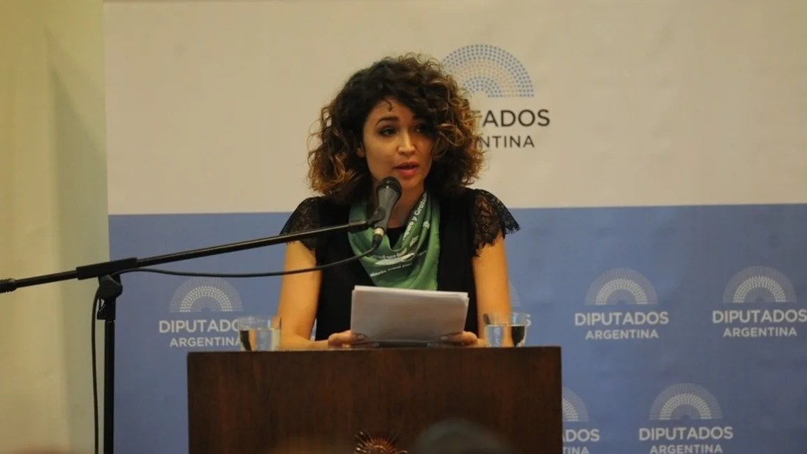 Julia Mengolini: "Un embrión no puede escribir poemas, un feto no es un bebito"