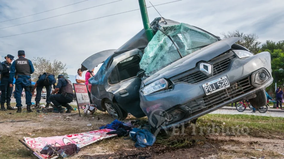 VIDEO. Perdió el control y se estrelló contra un poste: el auto se partió a la mitad, un muerto 
