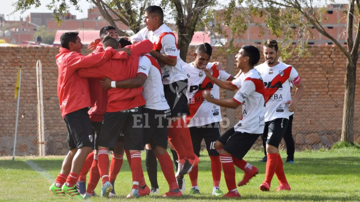 River de Embarcación goleó en la altura y quedó a un paso del título