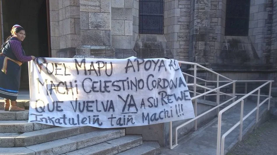 Mapuches tomaron la catedral de Bariloche: reclaman la libertad del machi Celestino Córdova