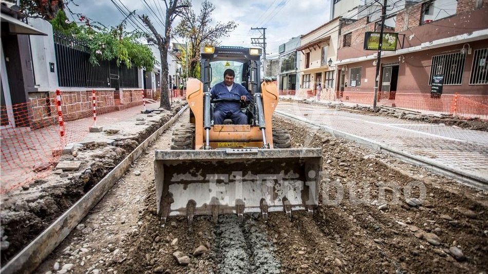 Aseguran que por las lluvias se  demoraron las obras de bacheo