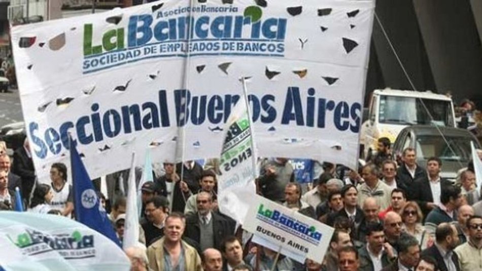 Los bancarios cerraron paritarias y cobrarán un inicial de más de 30 mil pesos