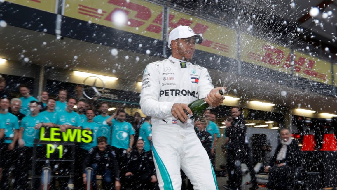 Hamilton ganó en Azerbaiyán con una dosis de fortuna