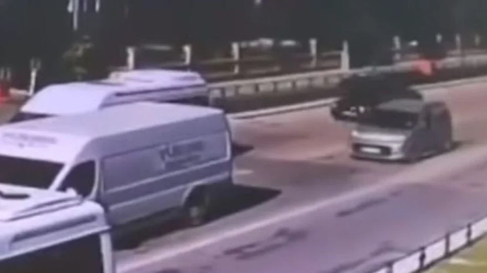 VIDEO. Lo chocaron de atrás y salió volando por la ventanilla