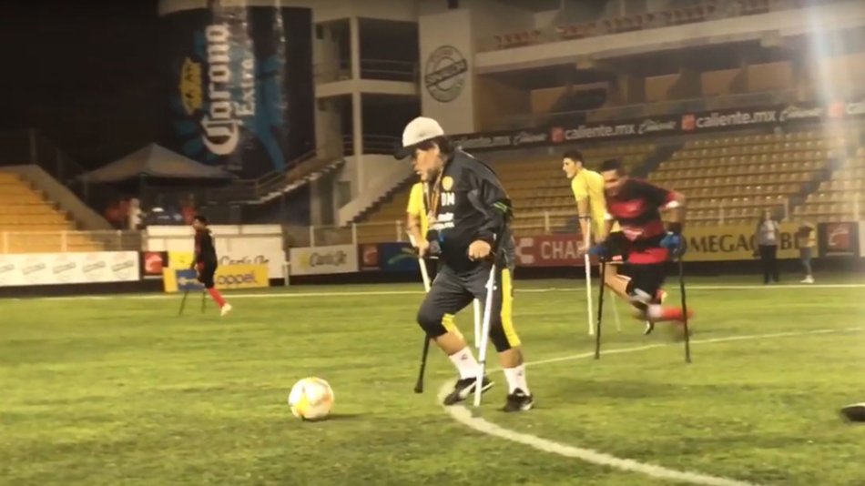 Maradona y su lado solidario: jugó con un equipo de amputados