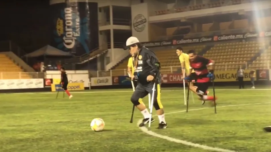 Maradona y su lado solidario: jugó con un equipo de amputados