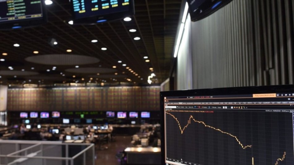 Mercados en rojo: el riesgo país marcó un nuevo récord y llegó a 818 puntos