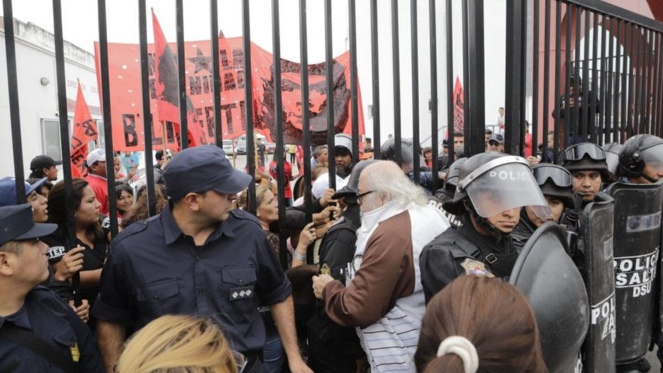 Corte total, ollas populares y caos vehiuclar en las puertas de la Municipalidad de Salta 