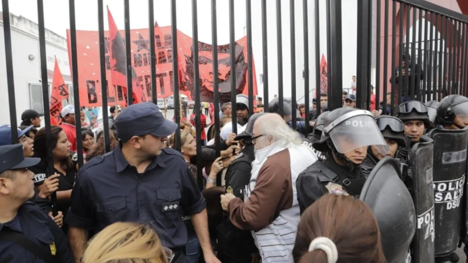 Corte total, ollas populares y caos vehiuclar en las puertas de la Municipalidad de Salta 