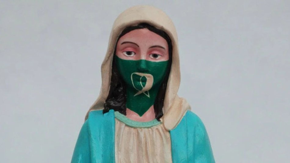 Ordenan sacar de una muestra la imagen de una virgen con pañuelo verde