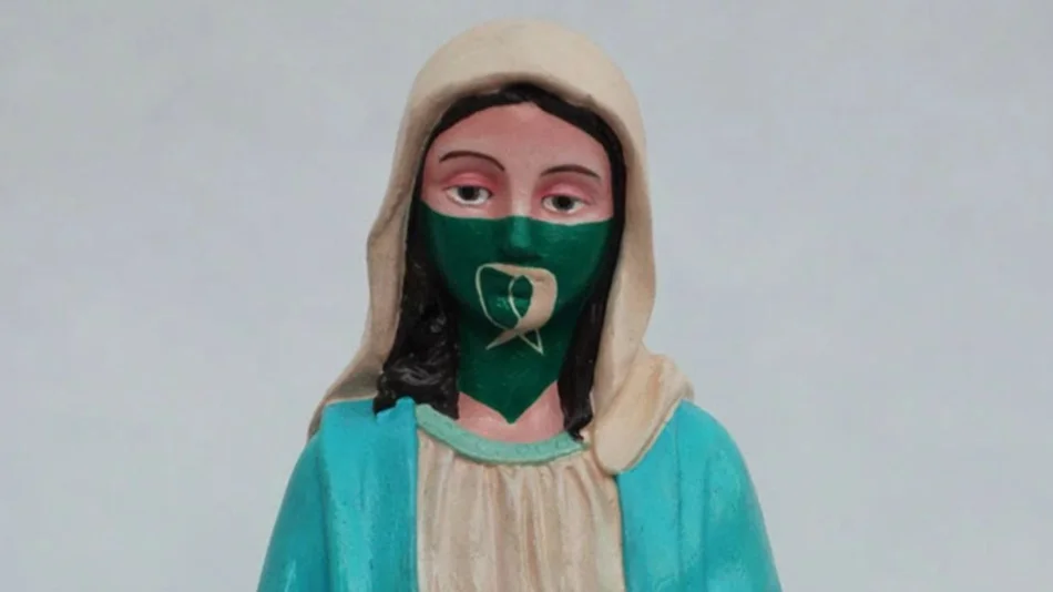 Ordenan sacar de una muestra la imagen de una virgen con pañuelo verde