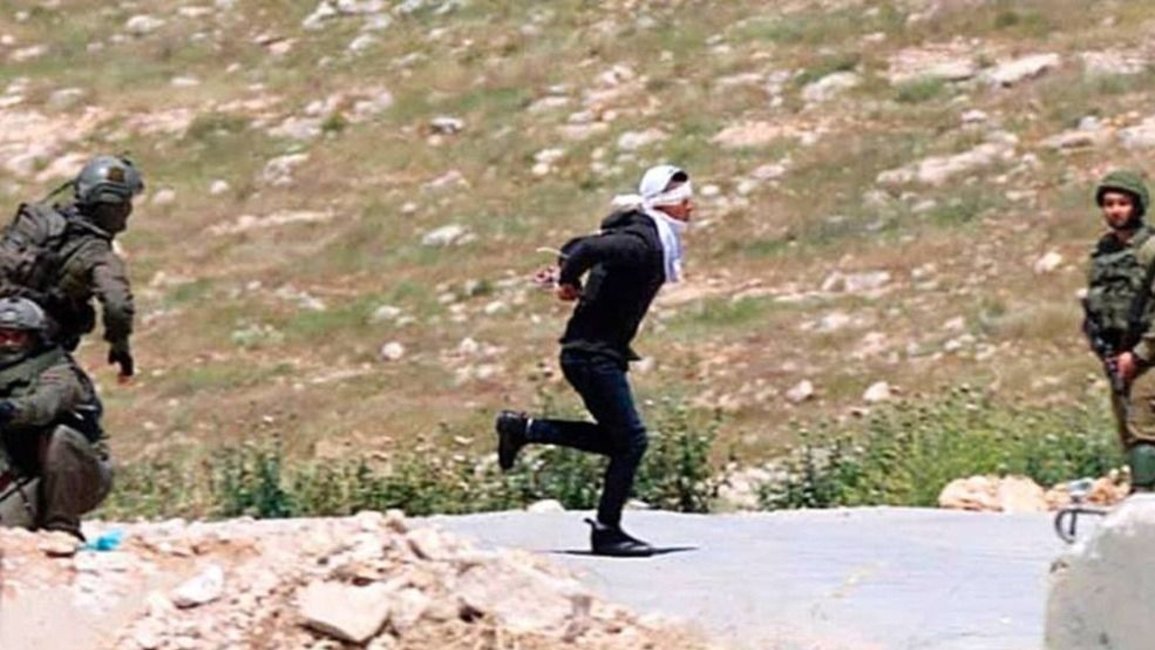 Indignación tras difundirse cómo soldados israelíes le disparan a un joven palestino maniatado y con los ojos vendados