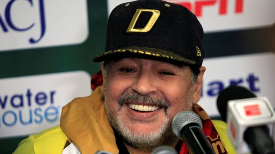 VIDEO El lujo de Diego Maradona sentado en una silla que es furor en las redes sociales
