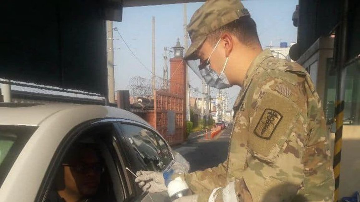 “La prueba del vinagre”: militares de EEUU aplican un test para intentar detectar el coronavirus sin fiebre