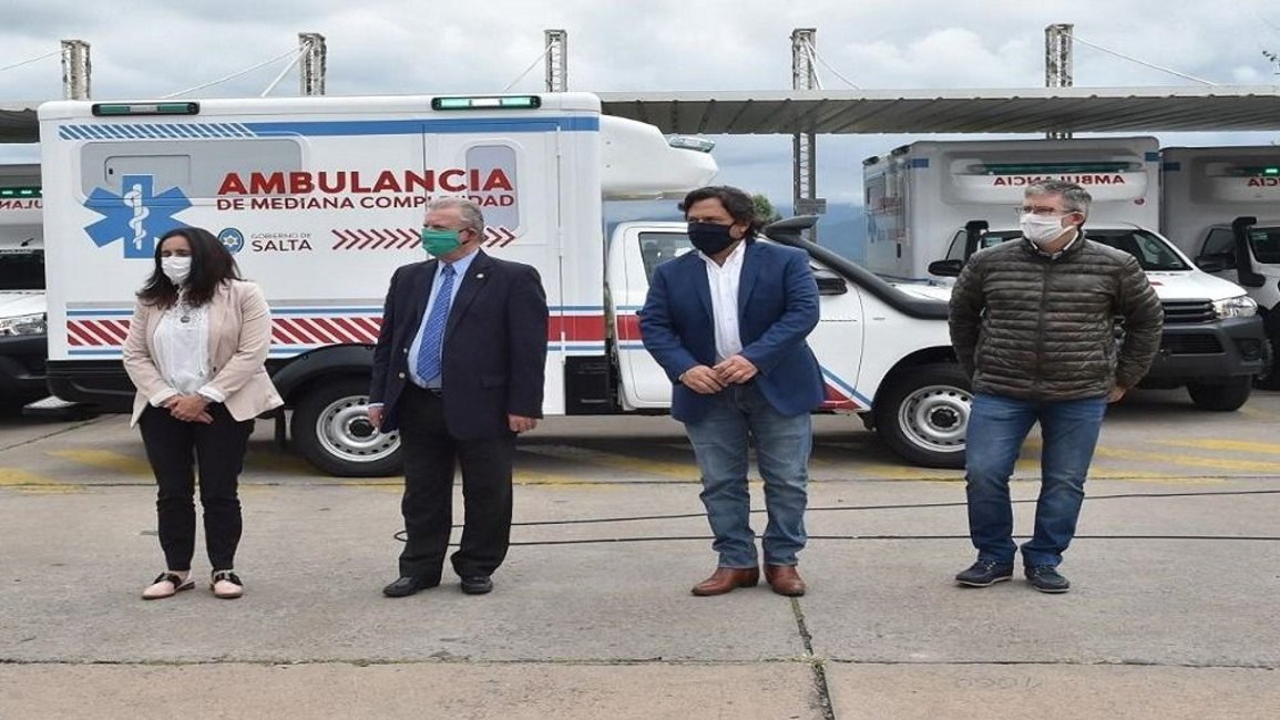 El gobernador Gustavo Sáenz entregó 10 ambulancias para hospitales del interior provincial