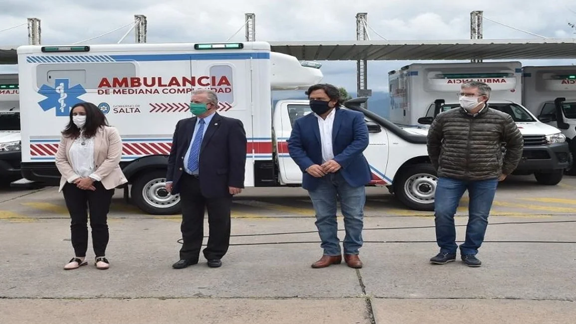 El gobernador Gustavo Sáenz entregó 10 ambulancias para hospitales del interior provincial