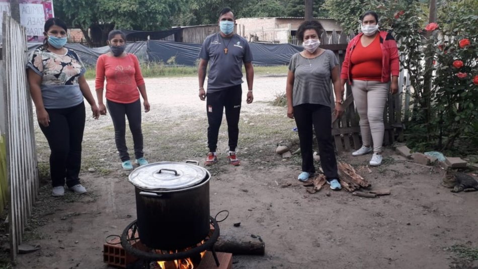 En casa de Herrera, cena solidaria en Hipólito Yrigoyen