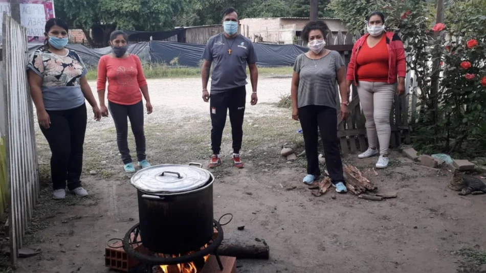 En casa de Herrera, cena solidaria en Hipólito Yrigoyen