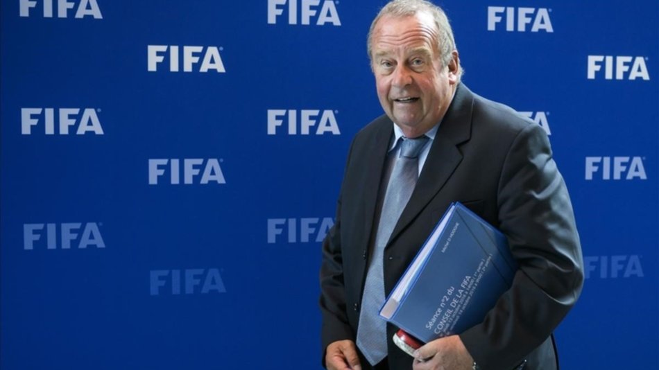 Médico de FIFA propone amonestar a los jugadores que escupan en la cancha