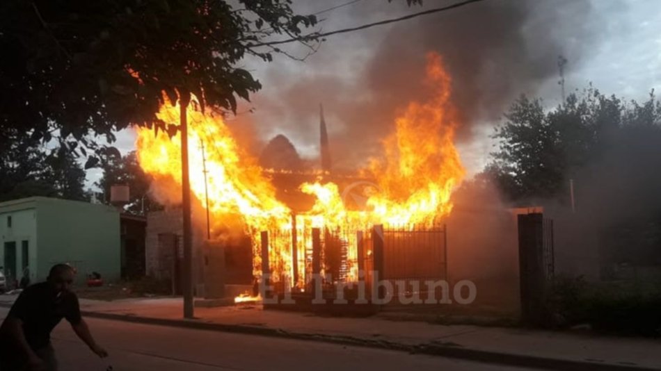 Voraz incendio: Una abuela se salvó de milagro y se quedó sin su humilde casa
