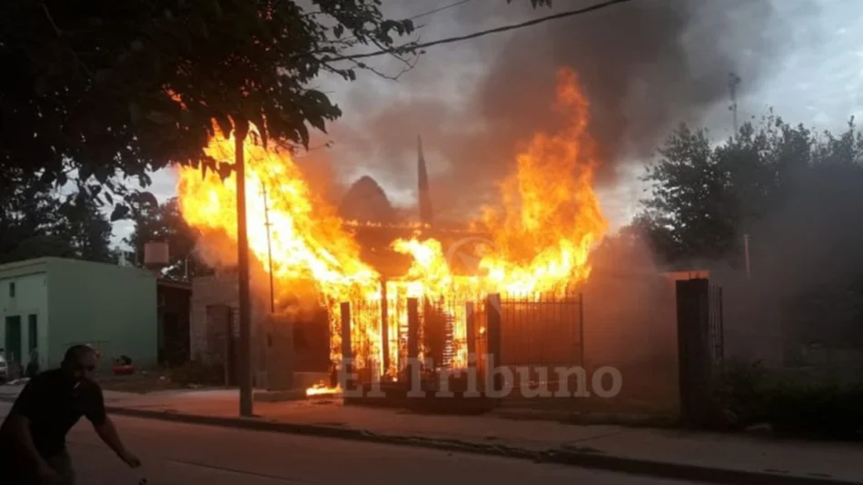 Voraz incendio: Una abuela se salvó de milagro y se quedó sin su humilde casa