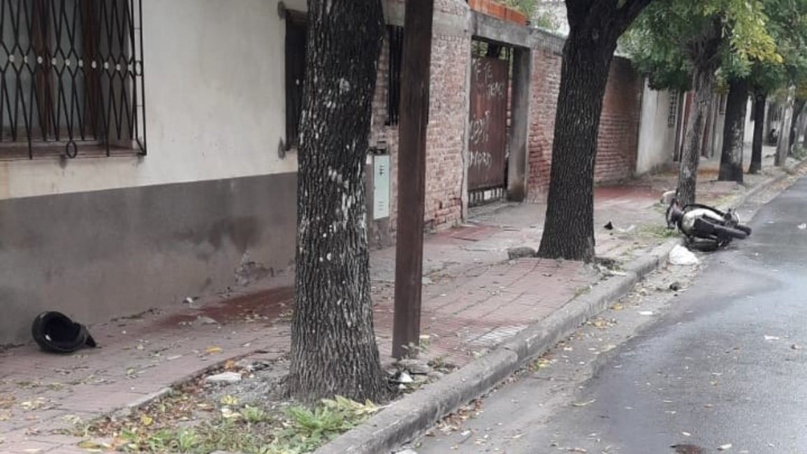 Un motociclista murió tras chocar con un árbol 