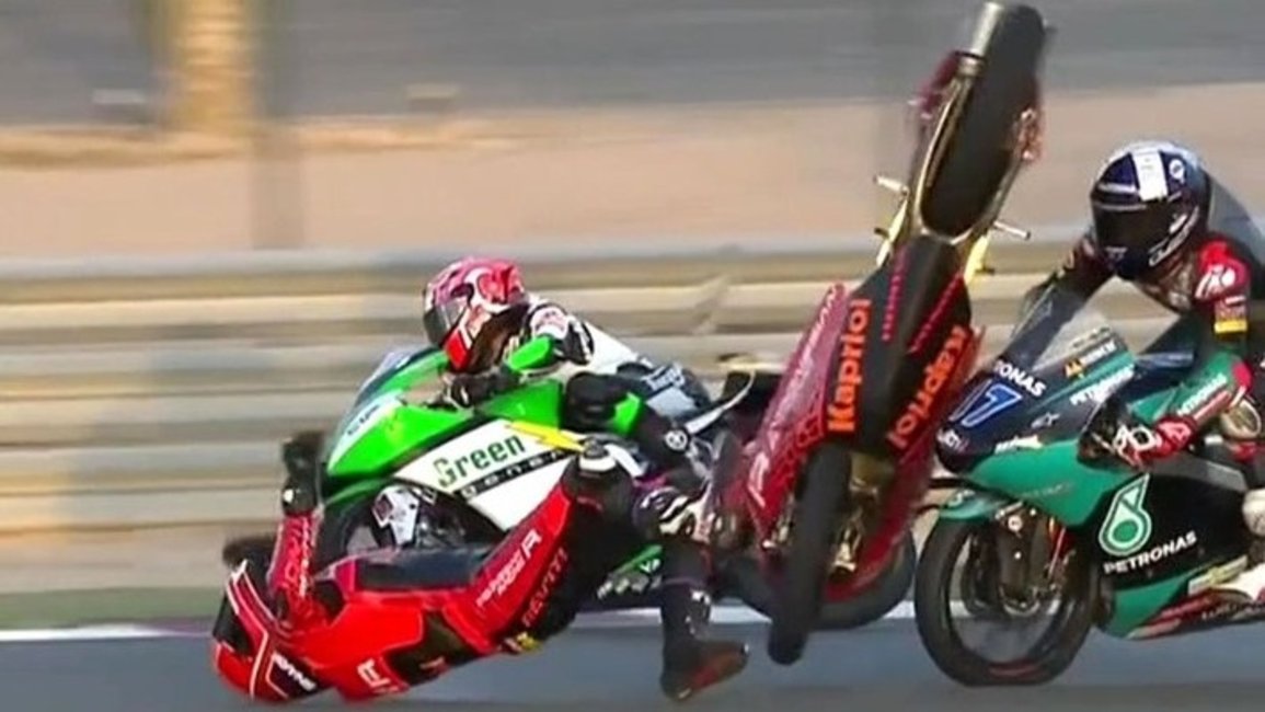 VIDEO. Por un choque, el Moto3 en Doha se convirtió en “karate kid”