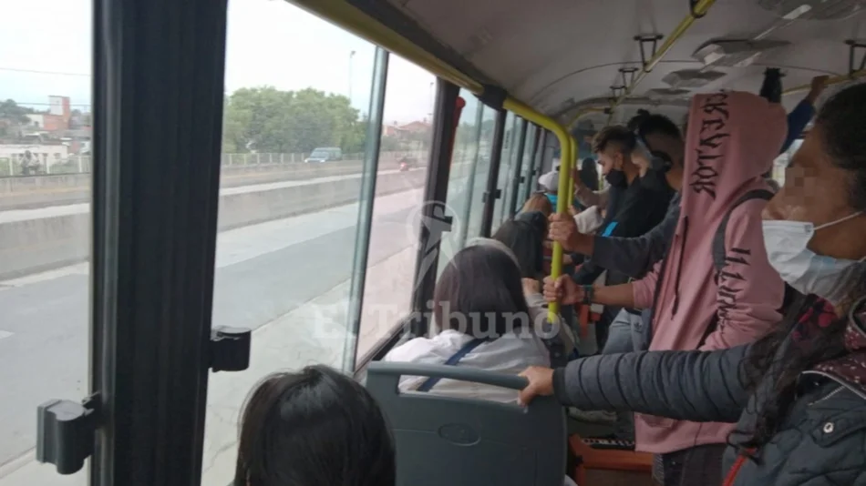 Llegó el frío y las ventanillas de los colectivos de Saeta se volvieron a cerrar