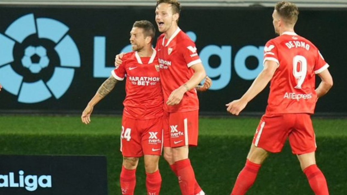 El Papu Gómez amargó al Chacho Coudet y fue el héroe del Sevilla