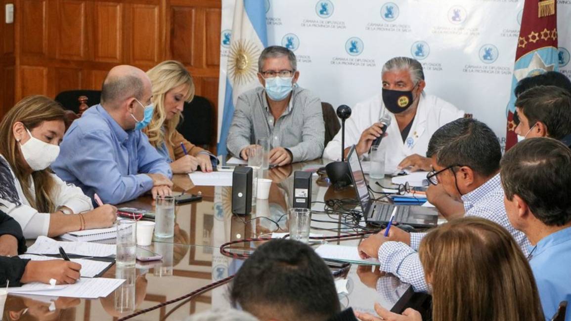 El ministro Esteban se aferra al barbijo 