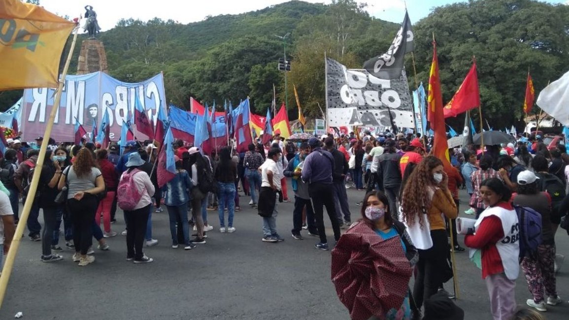 Reunión de gobernadores: agrupaciones sociales protestan en el Monumento a Güemes