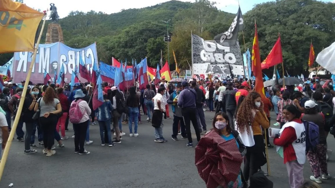 Reunión de gobernadores: agrupaciones sociales protestan en el Monumento a Güemes