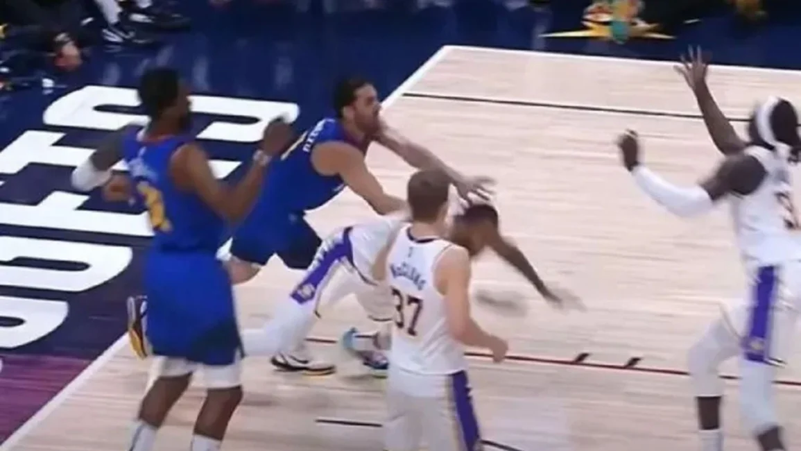 VIDEO. El mal momento de Campazzo: lo expulsaron tras un empujón y su rival lo amenazó 