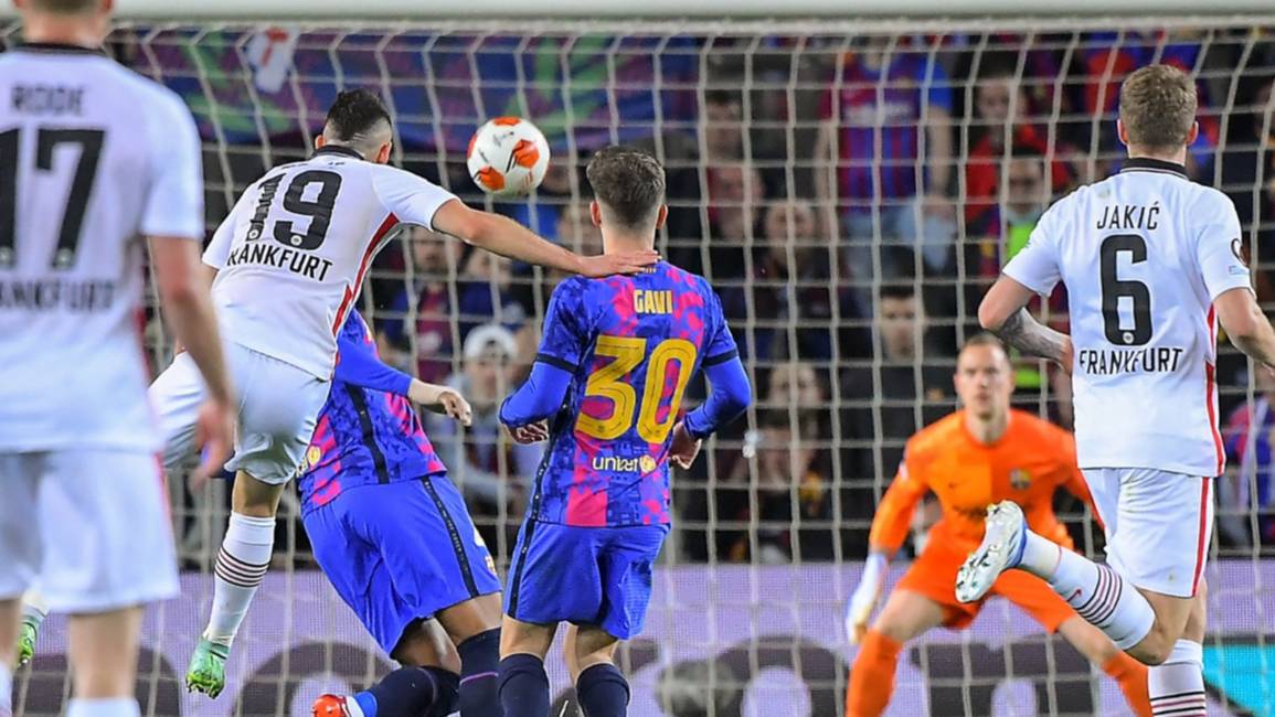 VIDEO. De la mano de Santos Borré, el Frankfurt eliminó a Barcelona