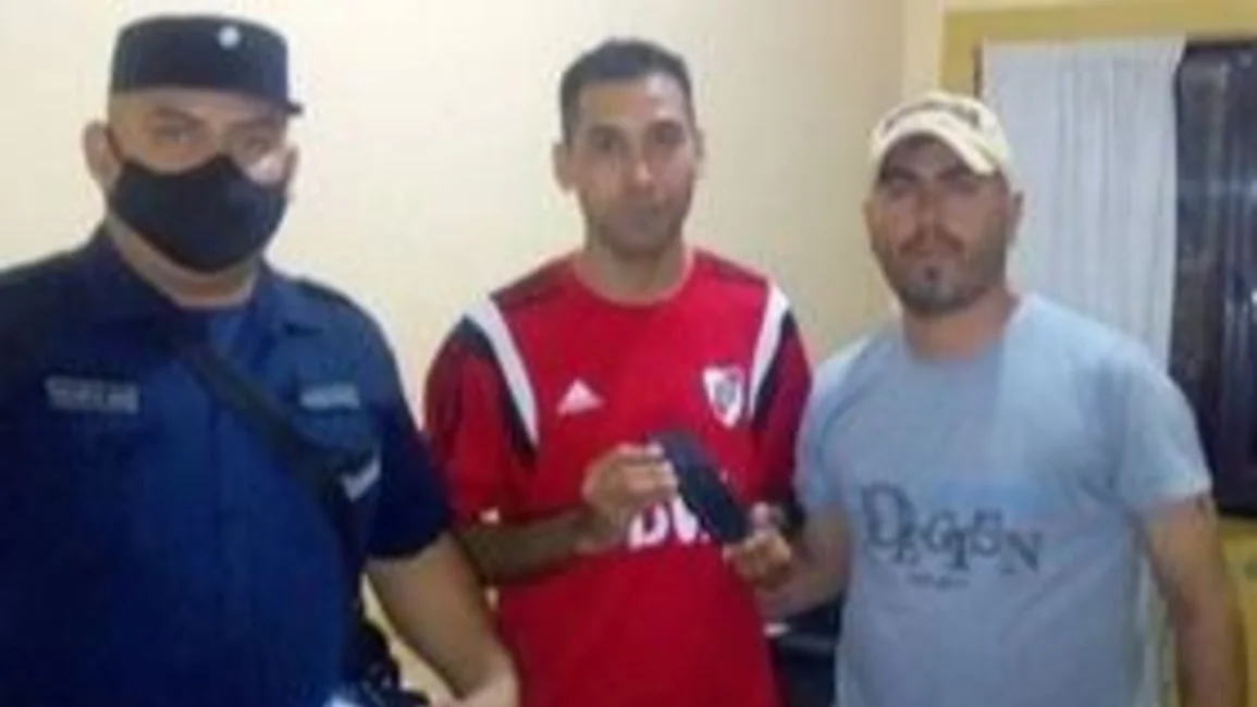 El enorme gesto de un docente galponense que recorre cientos de kilómetros a dedo