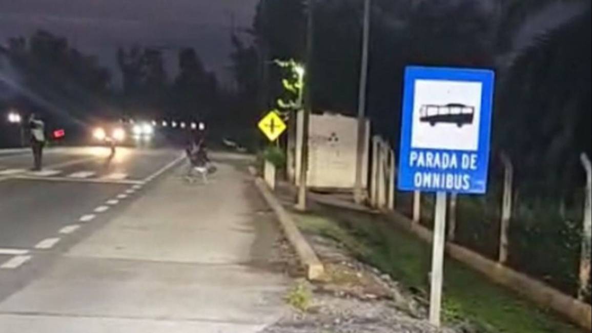 La ruta 23, sin banquina de ingreso a la escuela "J.Guasch"