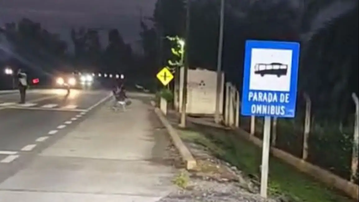 La ruta 23, sin banquina de ingreso a la escuela "J.Guasch"