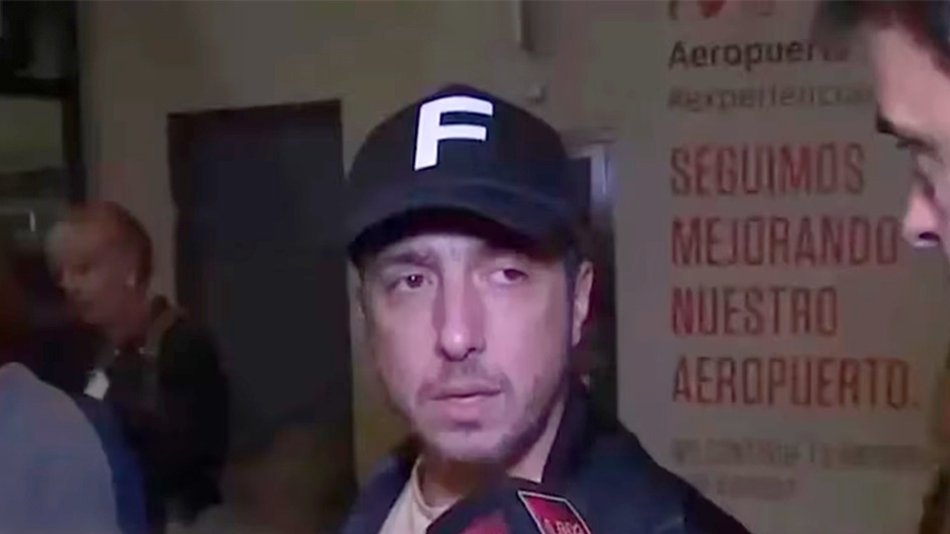 Jey Mammón se fue del país en medio del escándalo